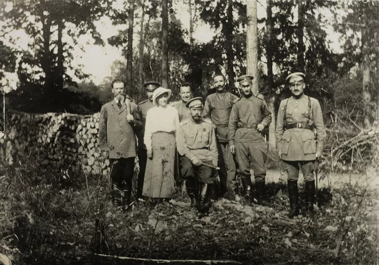 Николай II с семьей в Царском селе после отречения. 1917 год Николай II с семьей в Царском селе после отречения. 1917 год