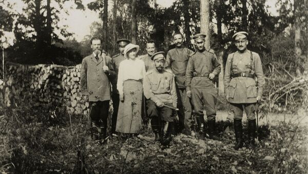 Николай II с семьей в Царском селе после отречения. 1917 год