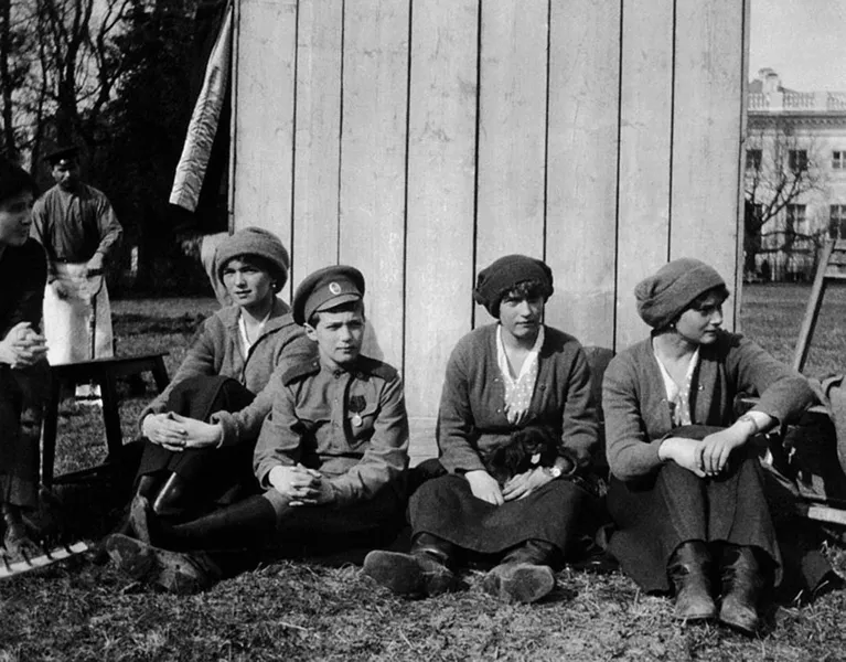 Дочери Николая II и его сын Алексей в Царском селе перед арестом. 1917 год Дочери Николая II и его сын Алексей в Царском селе перед арестом. 1917 год