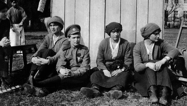 Дочери Николая II и его сын Алексей в Царском селе перед арестом. 1917 год