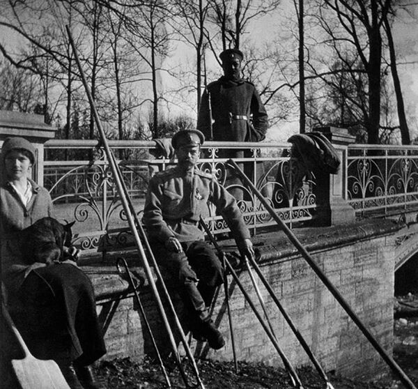 Николай II и его дочь Татьяна у моста в Александровском парке. 1917 год