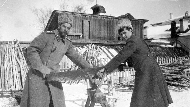 Николай и его сын Алексей в ссылке в Тобольске. Зима 1917 года