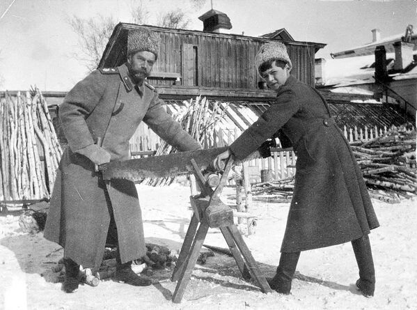Николай и его сын Алексей в ссылке в Тобольске. Зима 1917 года
