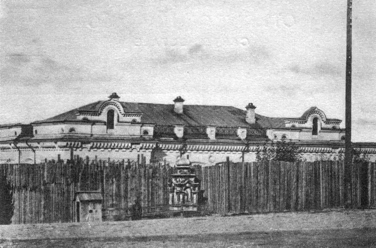Дом Ипатьева в Екатеринбурге, в подвале которого в ночь с 16 на 17 июля 1918 года был расстрелян вместе с семьей Николай II Дом Ипатьева в Екатеринбурге, в подвале которого в ночь с 16 на 17 июля 1918 года был расстрелян вместе с семьей Николай II