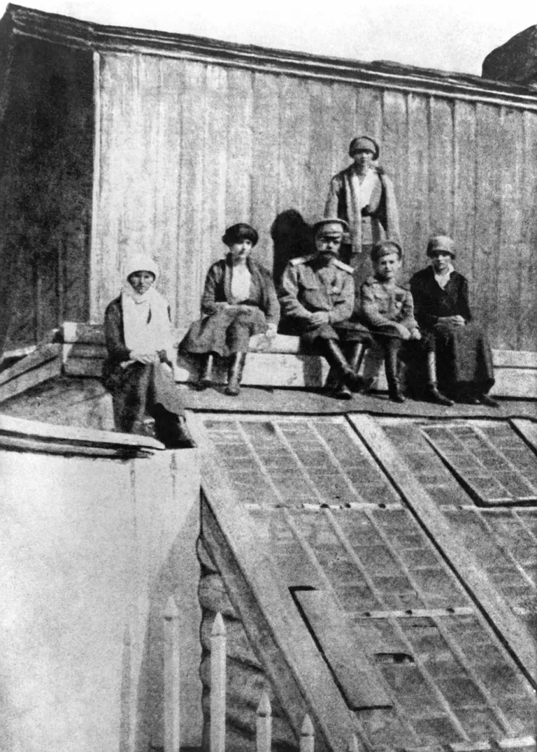 Члены царской семьи незадолго до расстрела. 1918 год. Слева направо: вел. кн. Мария, вел. кн. Анастасия, император Николай II, вел. кн. Татьяна, цесаревич Алексей, вел. кн. Ольга. Члены царской семьи незадолго до расстрела. 1918 год. Слева направо: вел. кн. Мария, вел. кн. Анастасия, император Николай II, вел. кн. Татьяна, цесаревич Алексей, вел. кн. Ольга.