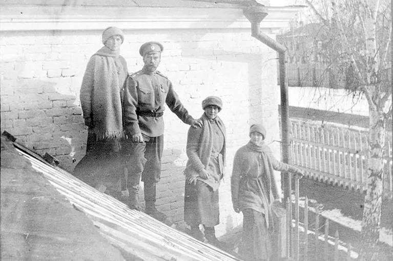 Николай II с дочерьми в ссылке. 1917 год Николай II с дочерьми в ссылке. 1917 год