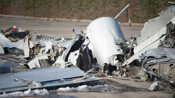 Обломки, упавшего у берегов Сочи самолета Минобороны РФ Ту-154, собранные на территории сочинского аэропорта. Архивное фото