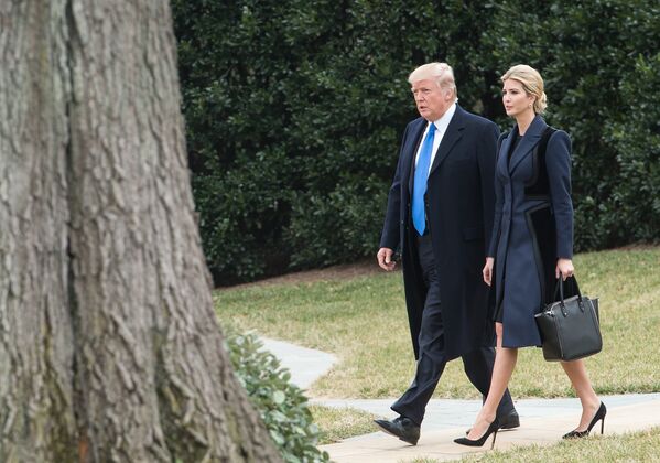 Президент США Дональд Трамп с дочерью Иванкой Трамп идут на борт Marine One в Белом доме, Вашингтон. 1 февраля 2017