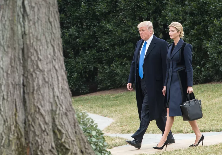 Президент США Дональд Трамп с дочерью Иванкой Трамп идут на борт Marine One в Белом доме, Вашингтон. 1 февраля 2017 Президент США Дональд Трамп с дочерью Иванкой Трамп идут на борт Marine One в Белом доме, Вашингтон. 1 февраля 2017
