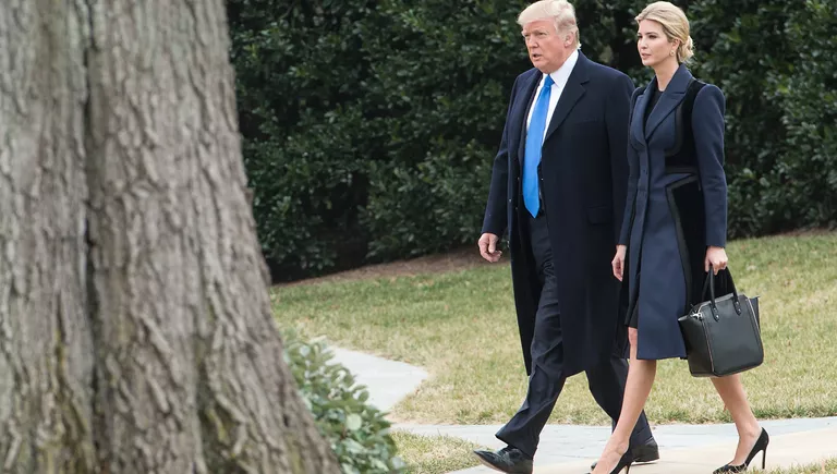Президент США Дональд Трамп с дочерью Иванкой Трамп идут на борт Marine One в Белом доме, Вашингтон. 1 февраля 2017 Президент США Дональд Трамп с дочерью Иванкой Трамп идут на борт Marine One в Белом доме, Вашингтон. 1 февраля 2017