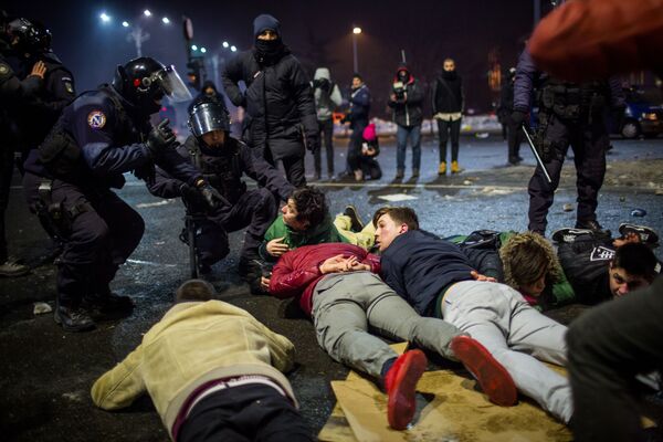 Румынская полиция задерживает демонстрантов во время акции протеста перед зданием правительства