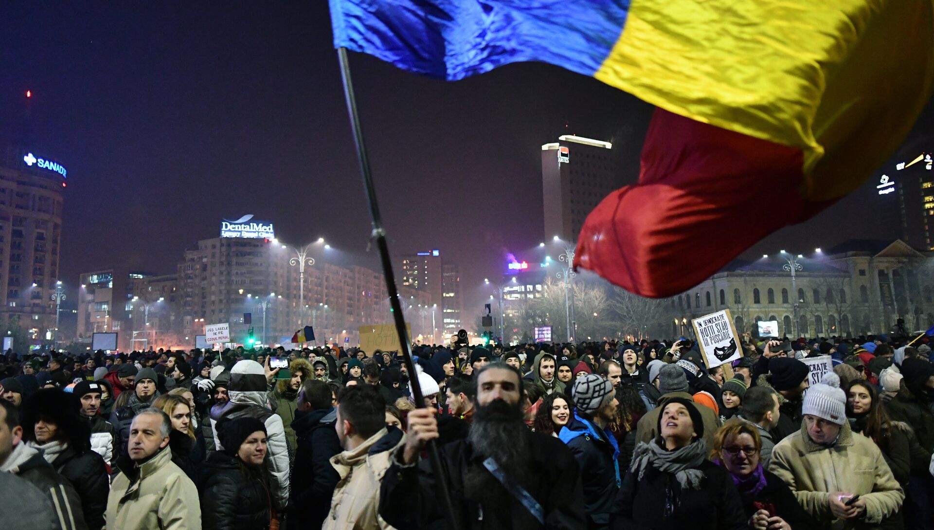 400 человек на фото. Румыния развалится. Румыния последние новости. Румыния последние новости. Беспорядки в румынии 2021.