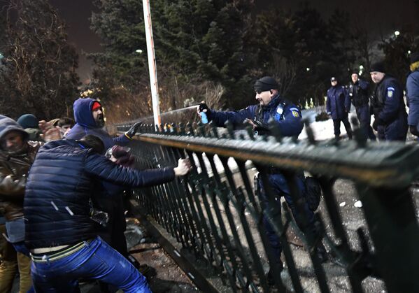 Жандарм применяет перцовые баллончики во время акции протеста в Румынии