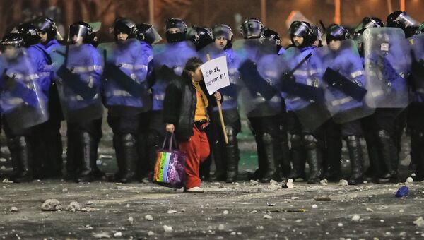 Протестующий с плакатом Мы будем здесь каждый день, Румыния, 2 февраля 2017
