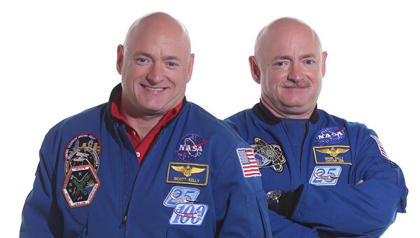 Астронавт Скотт Келли (слева) и его брат-близнец Марк Келли