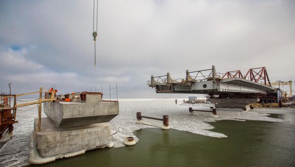 Строители сооружают морские пролеты моста в Крым. 1 февраля 2017