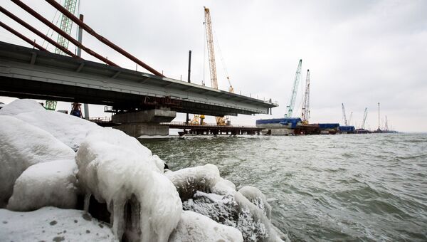 Строители сооружают морские пролеты моста в Крым. 1 февраля 2017