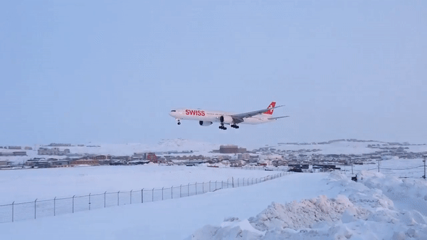 Аварийная посадка самолета на одном двигателе попала на видео
