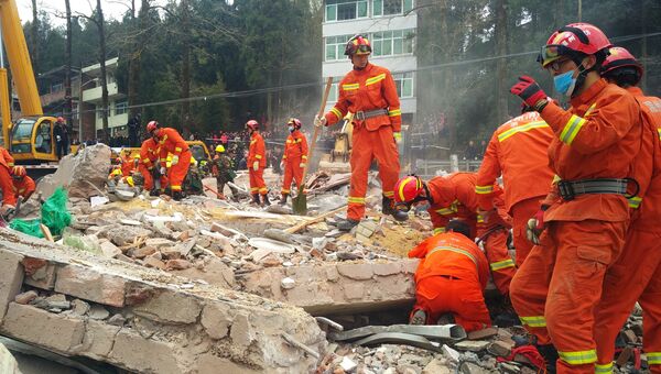 Спасатели на месте обрушения дома в Вэньчжоу, Китай