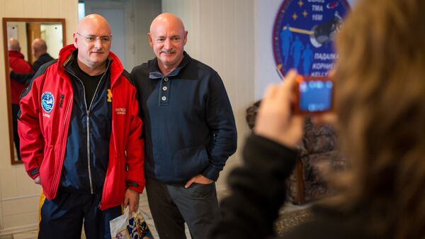 Астронавт Скотт Келли (слева) и его брат-близнец Марк Келли. Архивное фото
