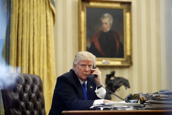 Президент США Дональд Трамп во время разговора с премьером Австралии Малкольмом Тернбуллом. 28 января 2017 Президент США Дональд Трамп во время разговора с премьером Австралии Малкольмом Тернбуллом. 28 января 2017