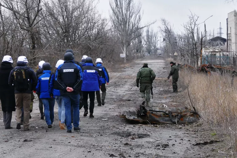 Сотрудники ОБСЕ во время посещения района обстрелов на Ясиноватской развилке в Донецкой области. Март 2016 года Сотрудники ОБСЕ во время посещения района обстрелов на Ясиноватской развилке в Донецкой области. Март 2016 года