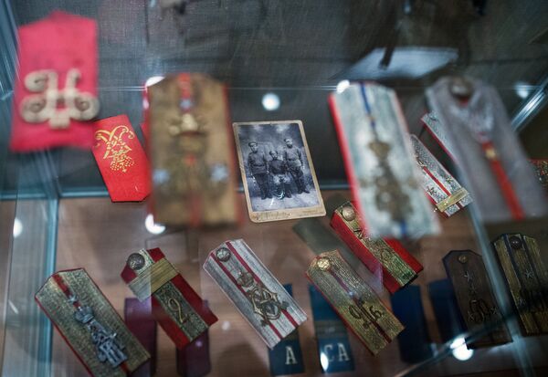 Погоны на открывшейся выставке Аты-баты, посвященной теме исторических традиций русской армии в ГРДНТ имени Д.В. Поленова