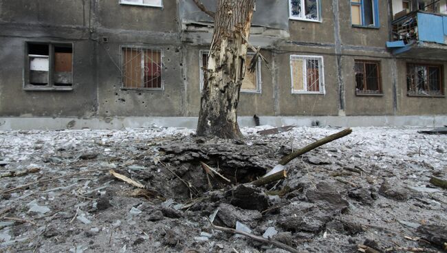 Воронка от попадание снаряда после обстрела в Киевском районе Донецка. 1 февраля 2017