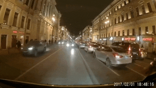 В Петербурге проверяет видео, где такси не пропустило скорую