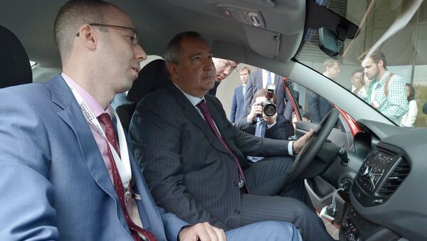 Заместитель председателя правительства РФ Д.Рогозин осматривает модуль ЭРА-Глонасс, установленный на автомобиле Лада Веста