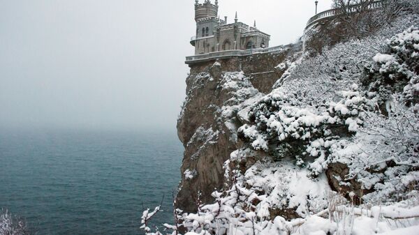 Замок Ласточкино гнездо в Гаспре во время снегопада