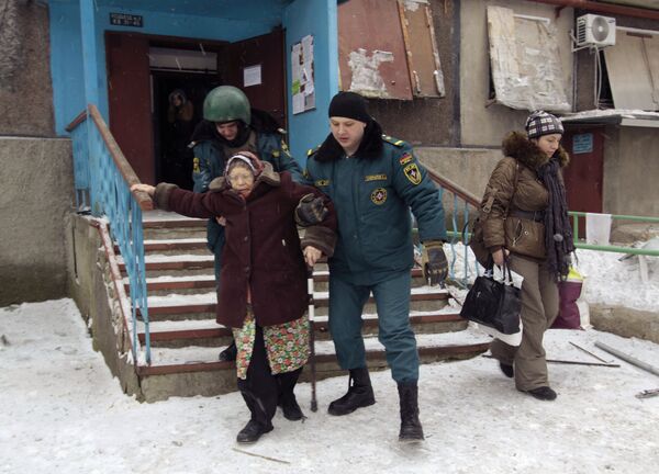Сотрудники МЧС ДНР помогают жительнице спуститься во время эвакуации людей из опасных районов Донецка