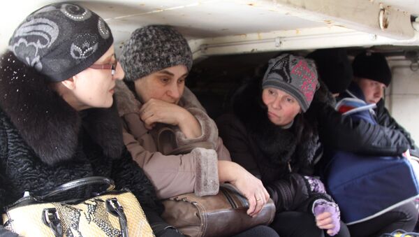 Местные жители в кабине многоцелевого транспортера МТ-ЛБ во время эвакуации людей из опасных районов Донецка