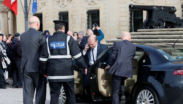 Премьер-министр Мальты Джозеф Мускат прибывает в свой офис перед встречей с лидерами ЕС. 2 февраля 2017 года