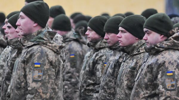 Военнослужащие Украины во время церемонии открытия очередного этапа подготовки подразделений ВСУ по программе Объединенной многонациональной тренировочной группы - Украина на территории Яворивского полигона