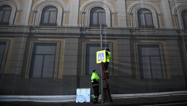 Сотрудники центра организации дорожного движения (ЦОДД) Москвы демонтируют старые и установливают новые дорожные знаки, уменьшенного размера, в Москве. 2 февраля 2017