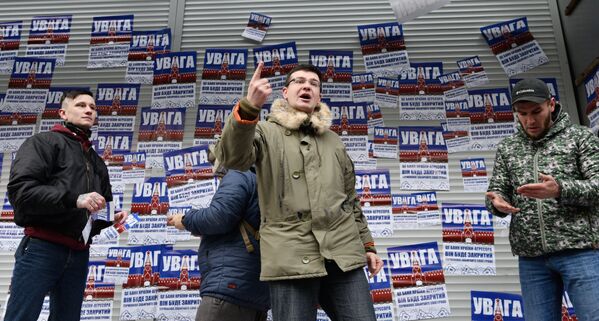 Представители радикальной националистической организации Национальный корпус, созданный на базе батальона Азов во время акции протеста у филиала Сбербанка России в Киеве