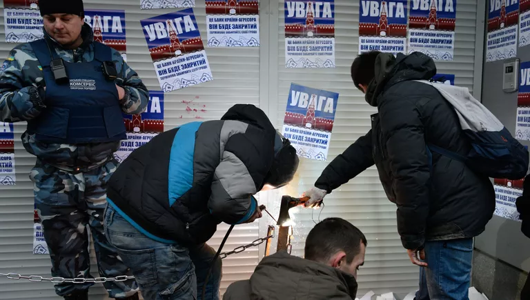 Представители радикальной националистической организации Национальный корпус, созданный на базе батальона Азов во время акции протеста у филиала Сбербанка России в Киеве Представители радикальной националистической организации Национальный корпус, созданный на базе батальона Азов во время акции протеста у филиала Сбербанка России в Киеве