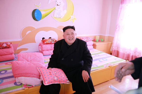 Северокорейский лидер Ким Чен Ын во время посещения Пхеньянской начальной школы для сирот, КНДР