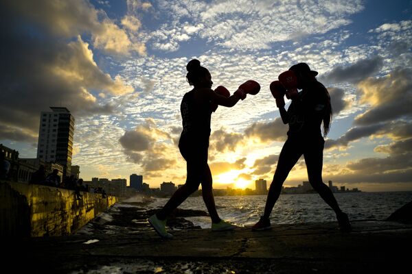 Боксеры Idamelys Moreno и Legnis Cala во время фотосессии в Гаване, Куба
