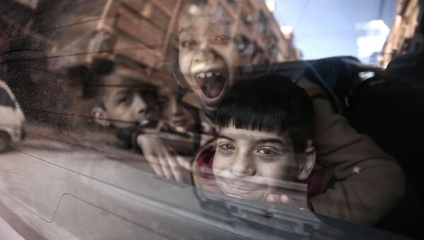Глухонемых сирийских детей вывозят на школьном автобусе из школы Аль-Баян в удерживаемом повстанцами городе Дума, Сирия. Архивное фото