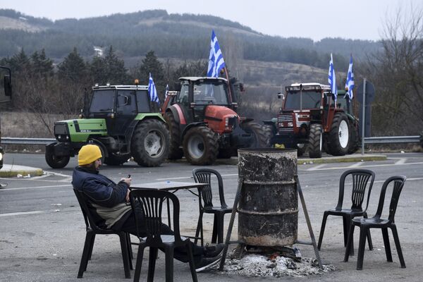 Греческий фермер блокирует дорогу на греко-македонской границе