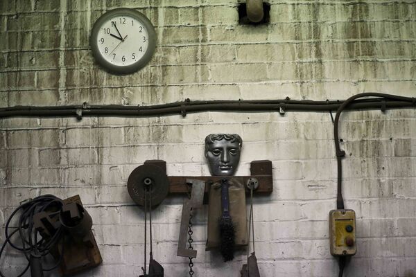 Модель маски премии BAFTA на литейном заводе в Лондоне, Великобритания