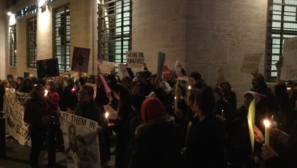 Протестующие против миграционных указов Трампа у посольства США в Риме
