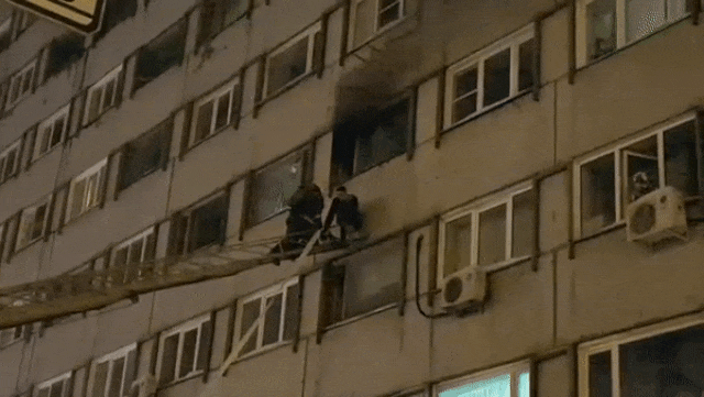 Новосибирские спасатели сняли из окна горящей комнаты неадекватного человека-паука