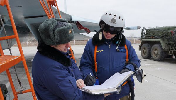 Пилот многоцелевого истребителя СУ-30СМ отмечается в журнале перед тренировкой на отборочном этапе конкурса Авиадартс-2017 в Крымске
