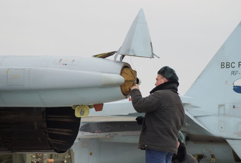 Подготовка парашюта многоцелевого истребителя СУ-30СМ перед тренировочным вылетом на отборочном этапе конкурса Авиадартс-2017 в Крымске