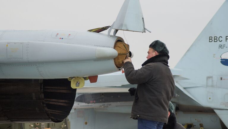 Подготовка парашюта многоцелевого истребителя СУ-30СМ перед тренировочным вылетом на отборочном этапе конкурса Авиадартс-2017 в Крымске