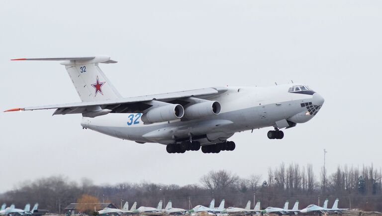 Самолёт-заправщик Ил-78 взлетает во время тренировки на отборочном этапе конкурса Авиадартс-2017 в Крымске