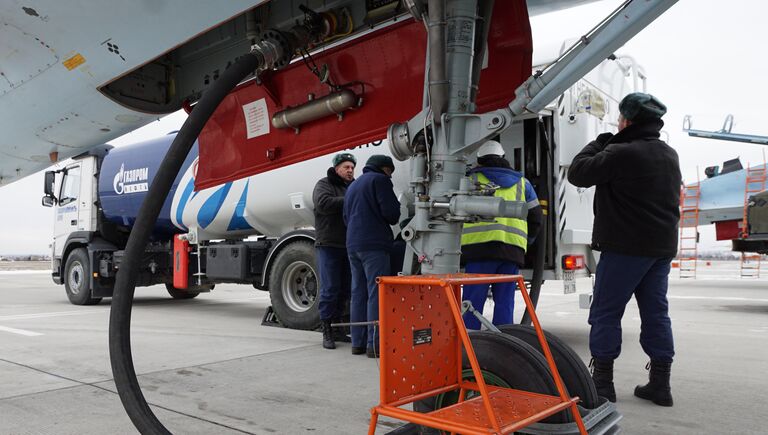 Заправка многоцелевого истребителя СУ-30СМ перед началом тренировки на отборочном этапе конкурса Авиадартс-2017 в Крымске